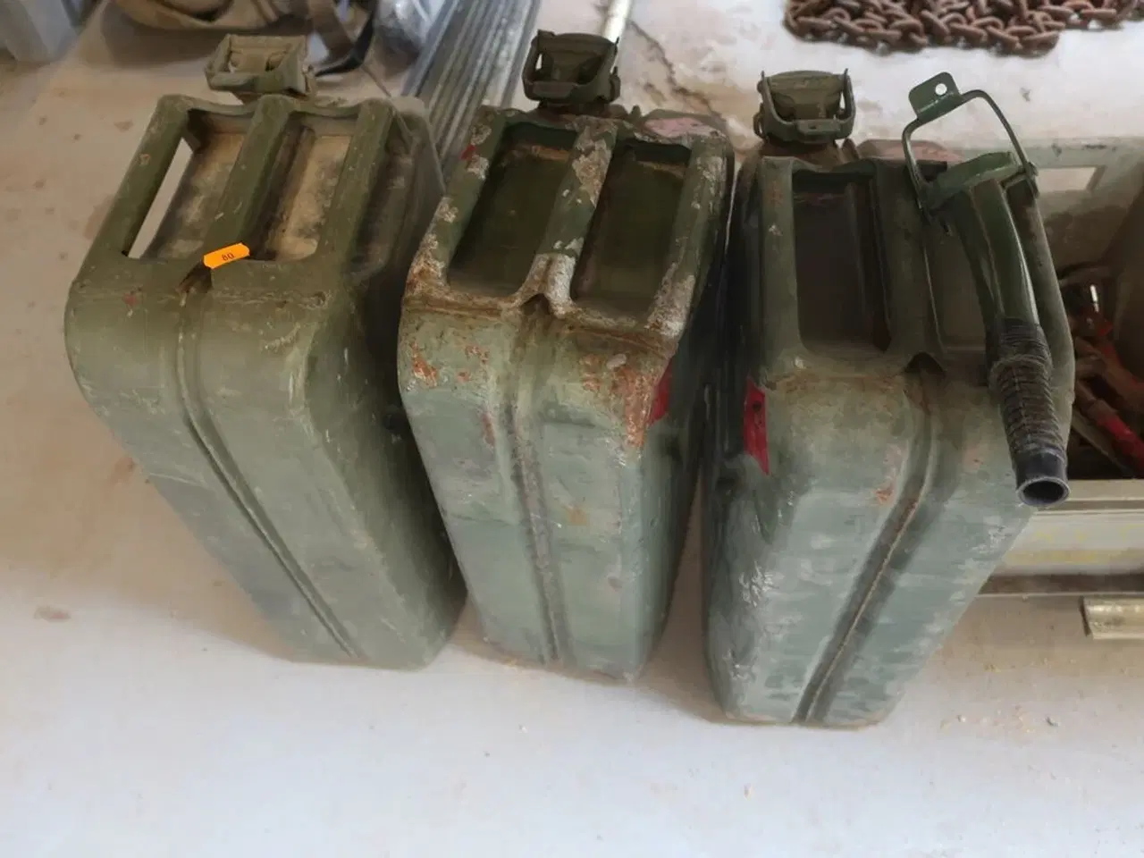 Billede 2 - Jerrycans, skruetvinger m.v.