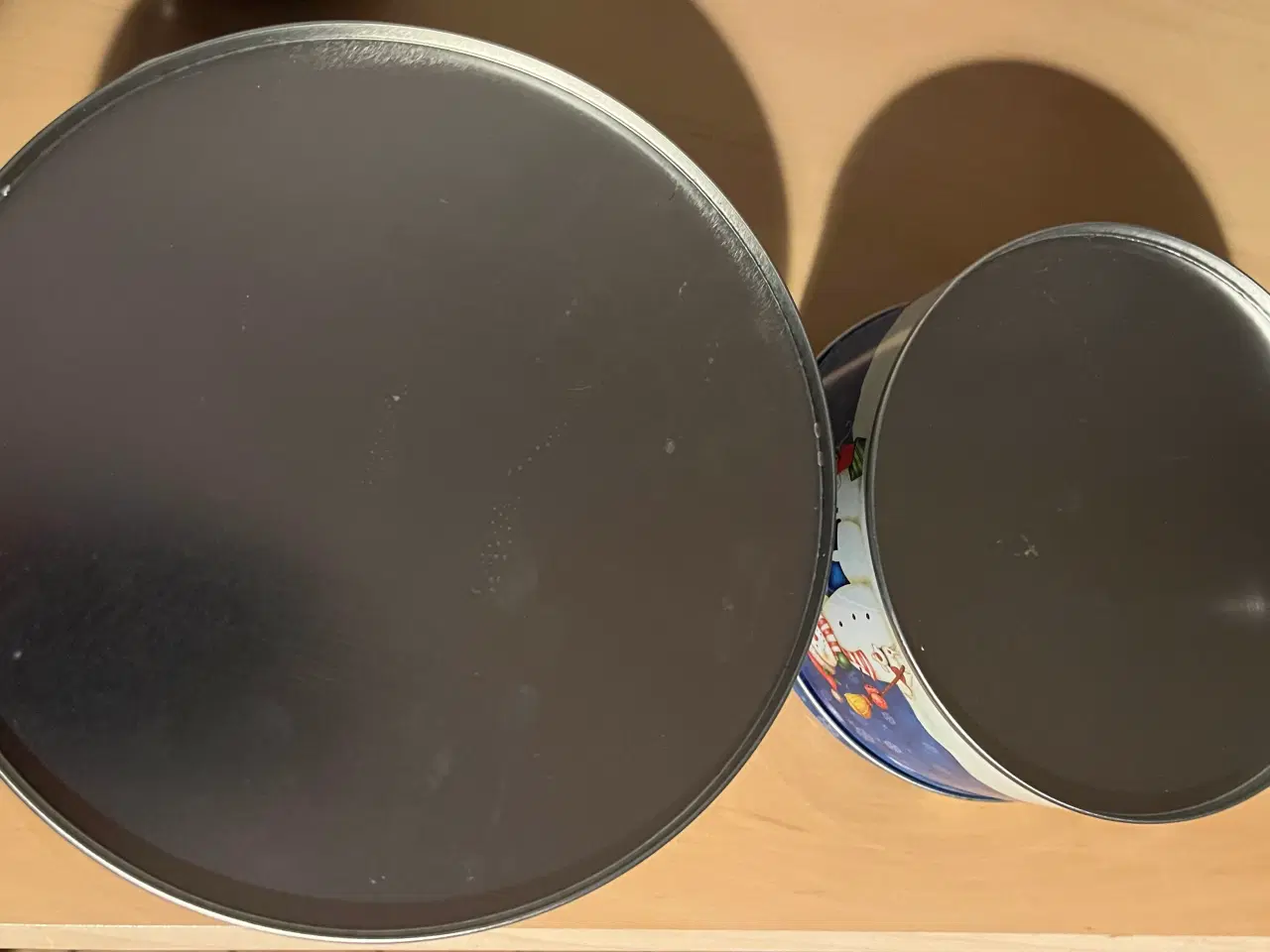 Billede 4 - Julemotiv 2 runde metaldåser med snemænd sæt