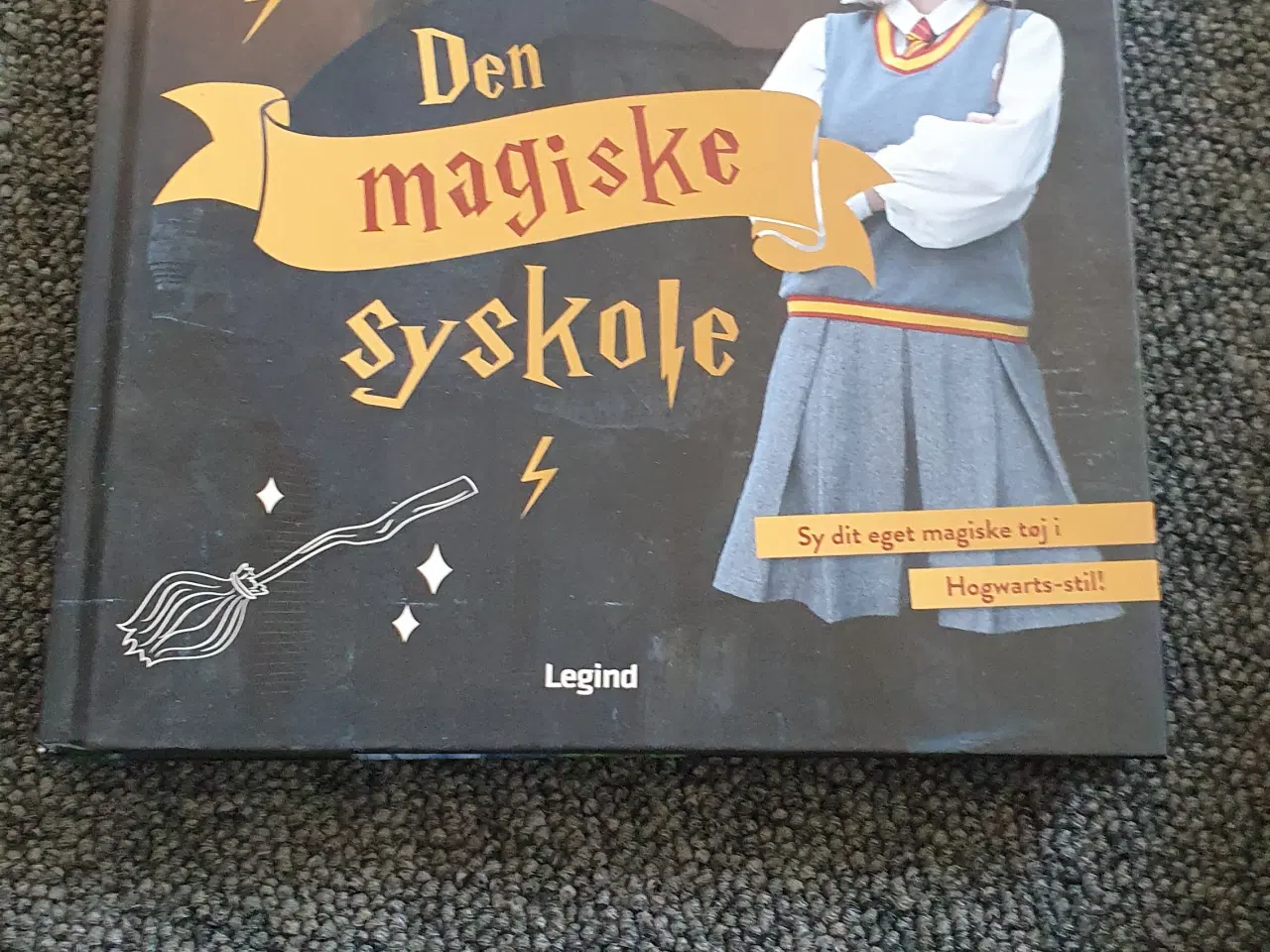 Billede 1 - Den magiske syskole, sy bog   Harry Potter  stil