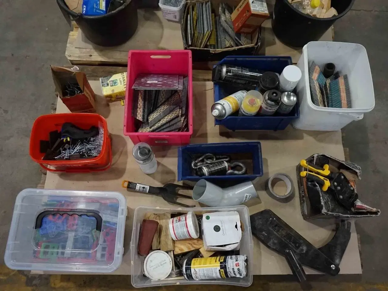 Billede 8 - 2 paller med hyldevarer fra firmabil