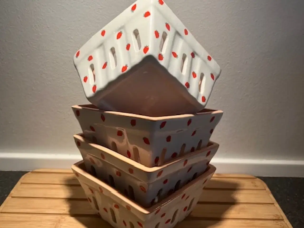 Billede 5 - Charmerende Jordbær-keramikskåle (4 stk.)