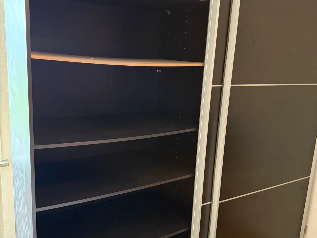 Billede 2 - Stort klædeskab med skydelåger 