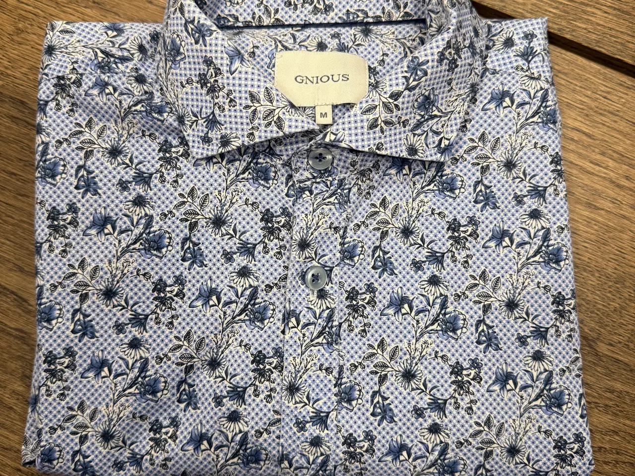 Billede 1 - Skjorte med blåt blomstermønster