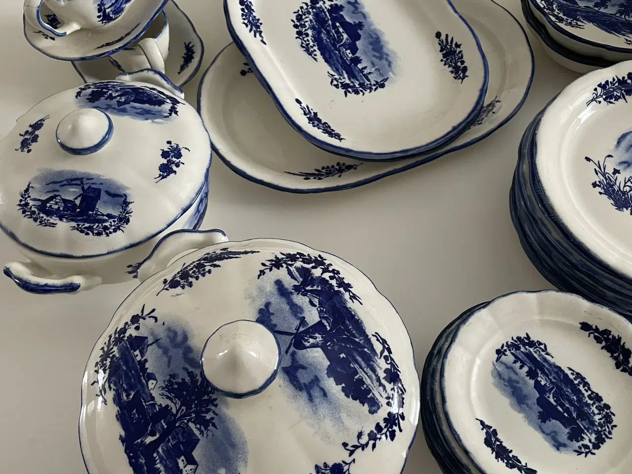 Billede 11 - Steingut spisestel, fade, sovseskåle m.m.