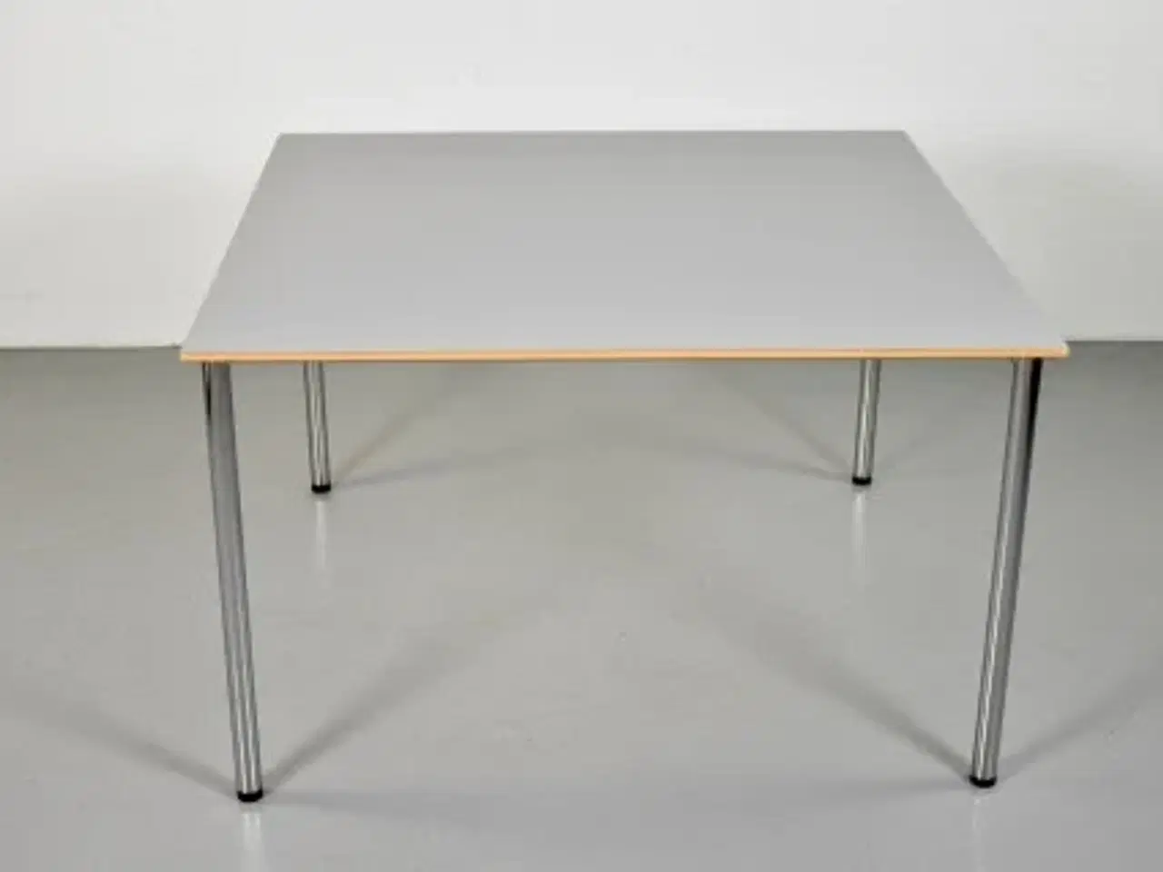 Billede 2 - Randers radius kantinebord med grå plade og krom stel