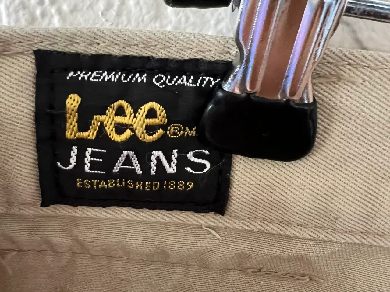 Billede 10 - Sandfarvet Jeans fra Lee. (Størrelse: W40/L32)