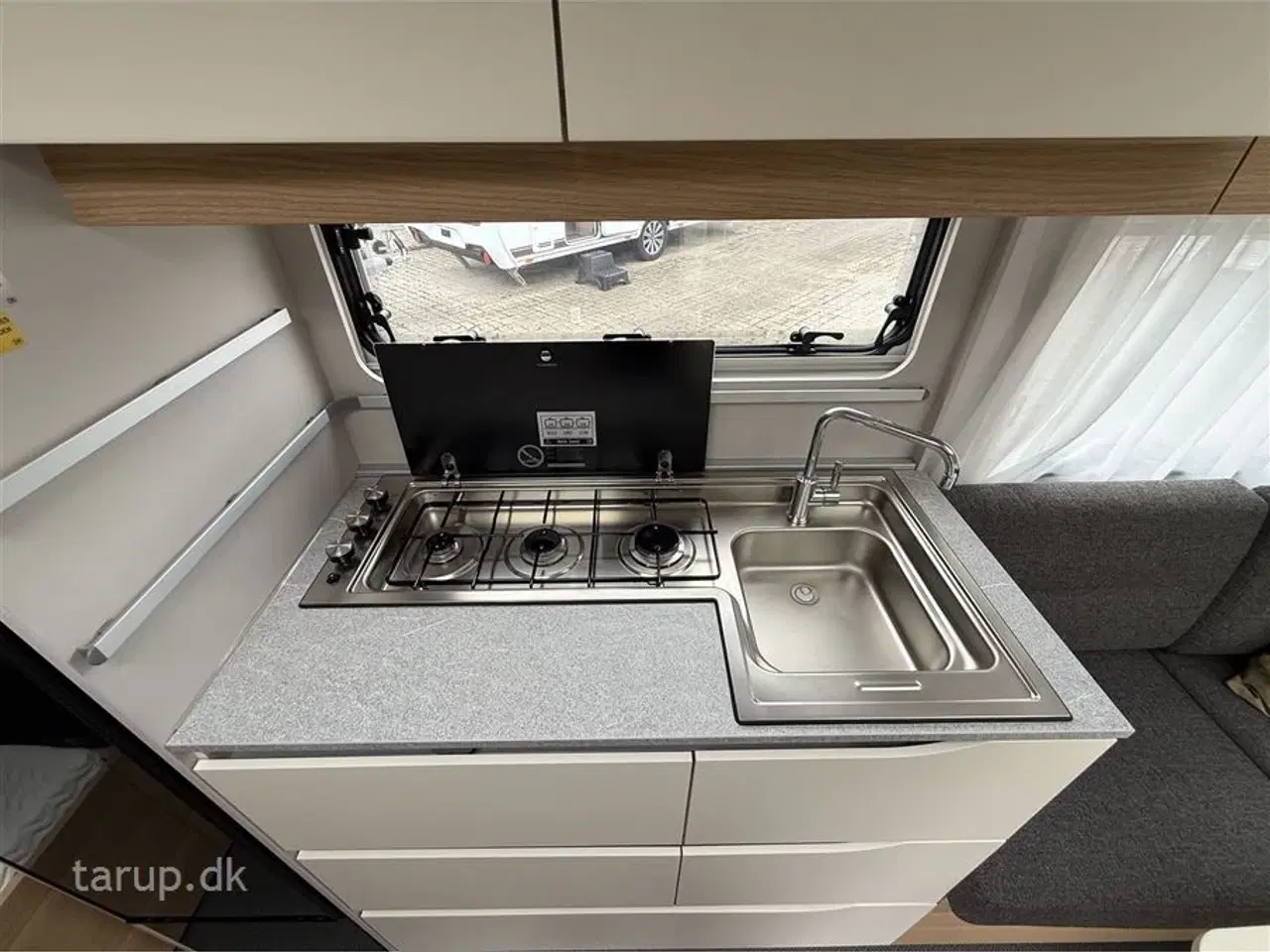 Billede 18 - 2024 - Adria Adora 572 UT Selected Edition   Enkeltsenge, rundsiddegruppe, stort badeværelse, Alde centralvarme, aircondition og Smart Box gaskassesystem, El-gulvvarme