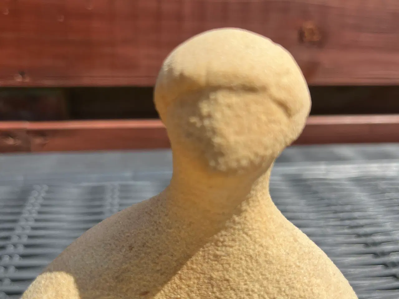 Billede 9 - Sandstens figur af siddende kvinde