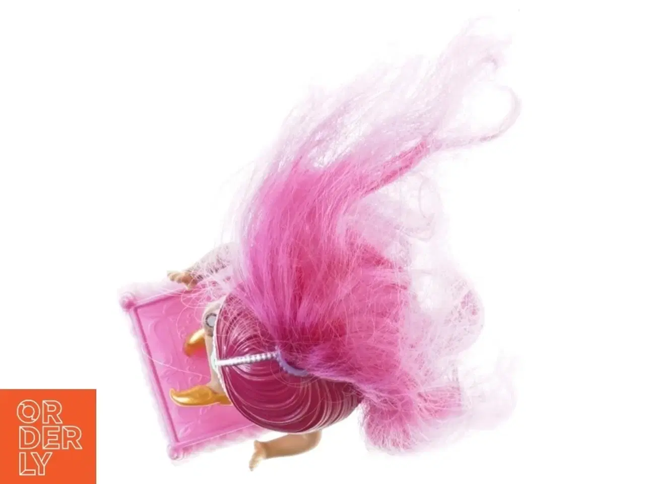Billede 4 - Dukke på flyvende tæppe fra Mattel (str. 17 x 6 cm)