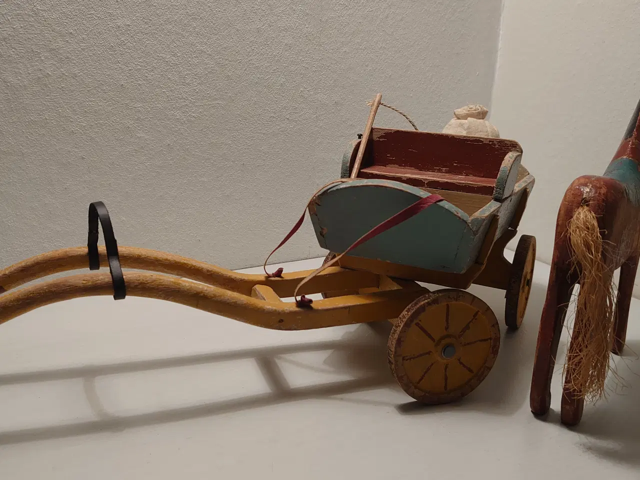 Billede 6 - Fængselslegetøj: Vogn med hest. Ca 1930. L 50cm