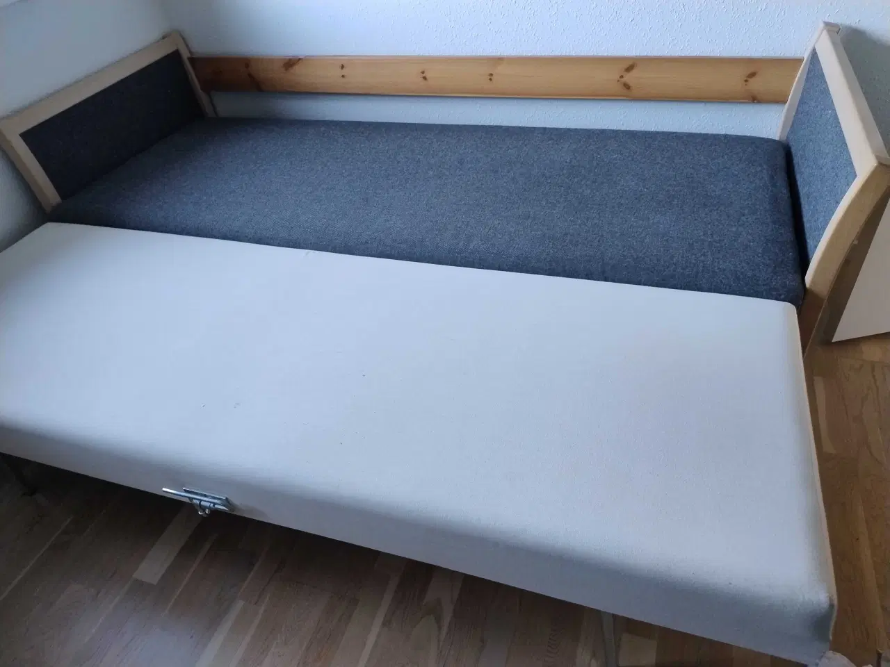 Billede 6 - Sovesofa med spring indlæg grå stof gr flytning