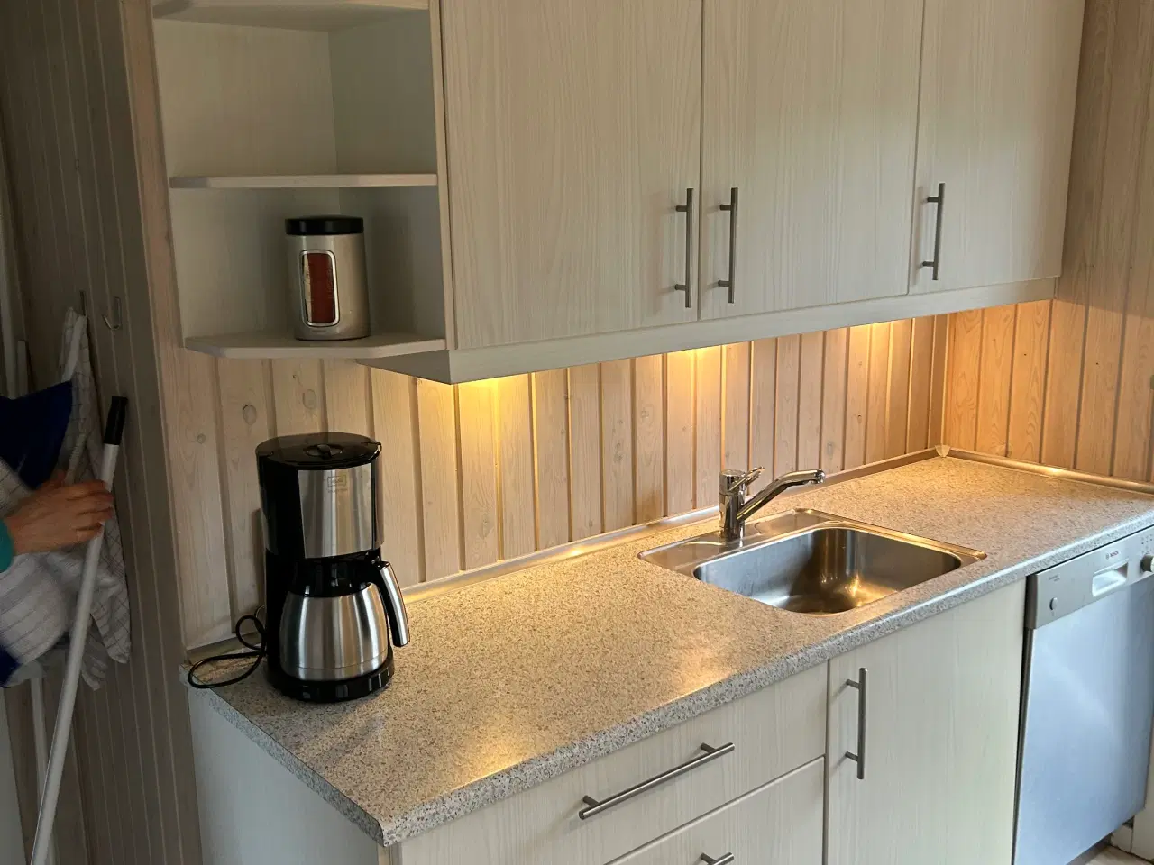 Billede 2 - Køkken med hårde hvidevare bortgives
