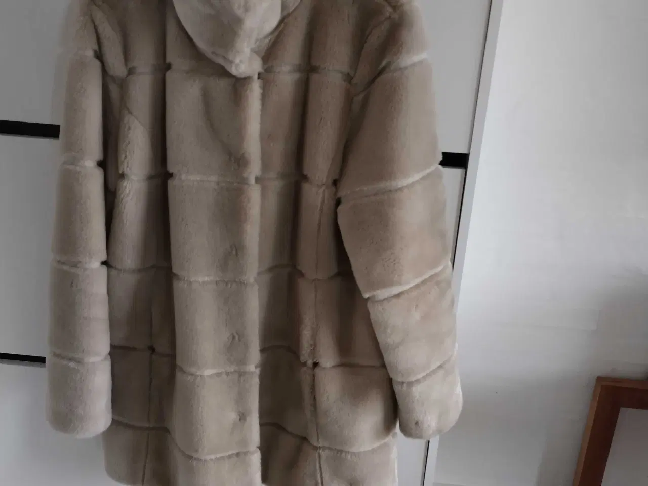 Billede 1 - Lang jakke, fake fur