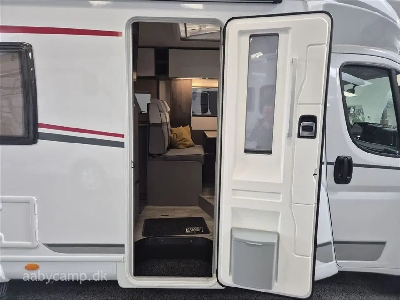 Billede 5 - 2023 - LMC Tourer H730 G Lift   Markise. solcelle. 200Ah lithium. 2000w inverter. 2x tv. Avara alarm. gulvtæppe. kompressor køleskab. Thetford ovn. gulvarme. undervognsbehandlet og lakforseglet.