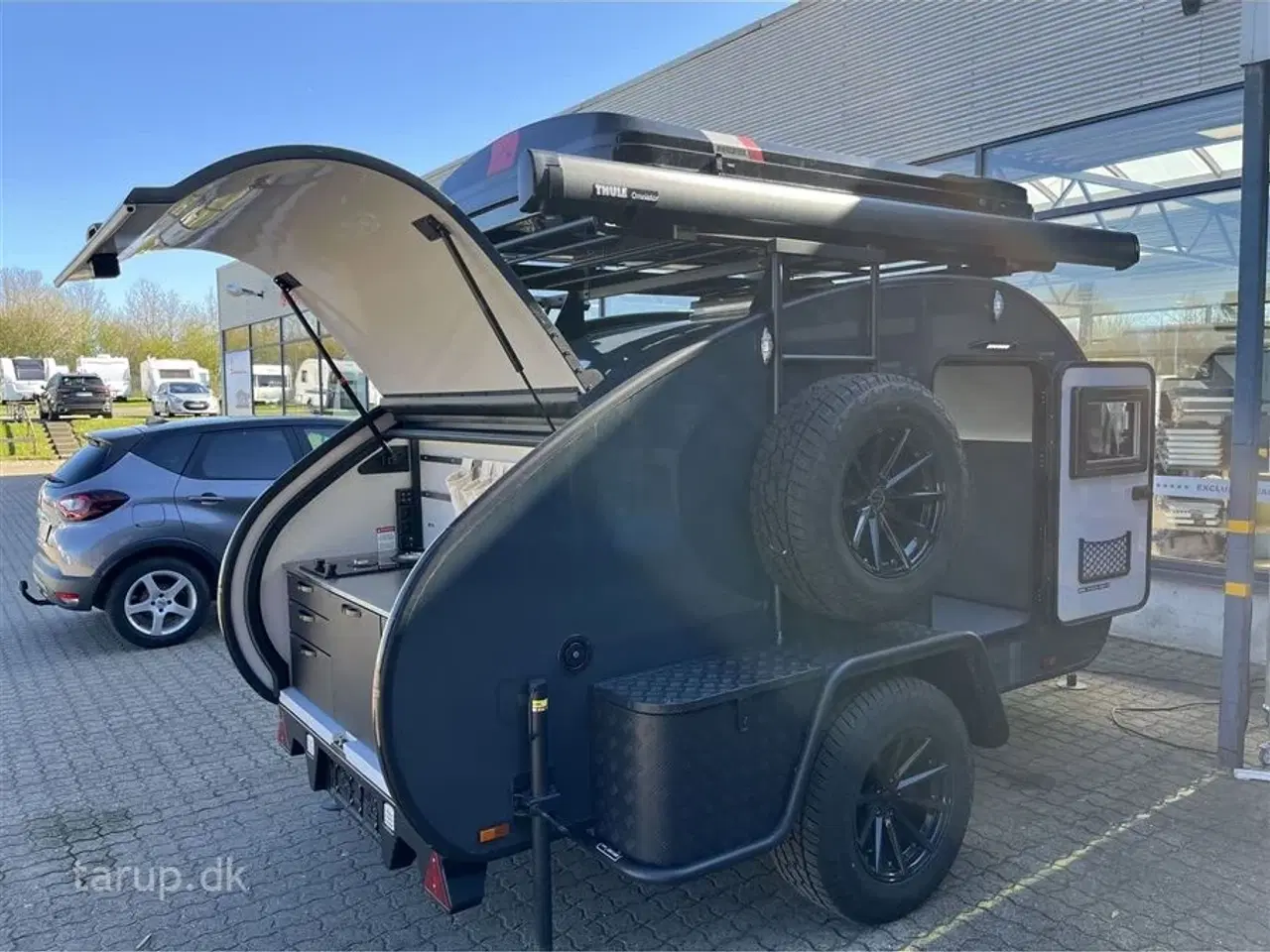 Billede 4 - 2023 - Hero Camper Ranger R   Køkkentelt, solcelle og batteripakke, alufælge, Webasto diesel fyr, Hero Camper Skyebox, markise, køleboks, endekøkken med 2 gasblus.