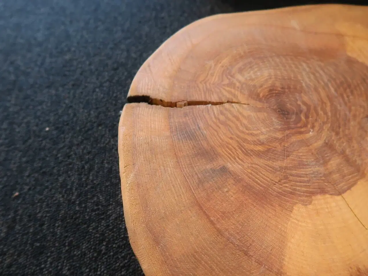 Billede 3 - Planke i Ask uden bark Diam 460 x H80 mm Lakeret (Udstillingsmodel)