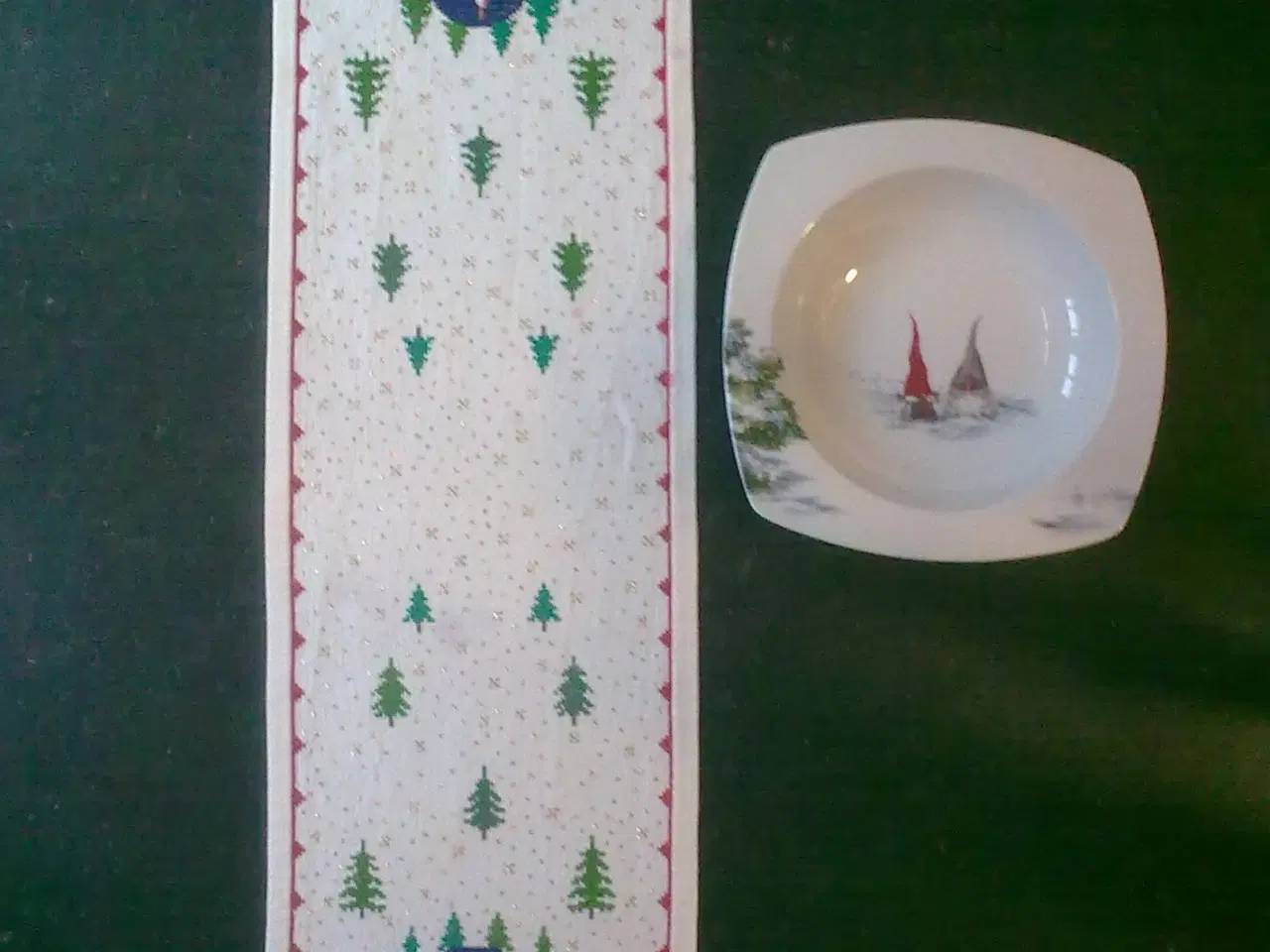 Billede 13 - Hvid bordløber m guldstjerner korssting