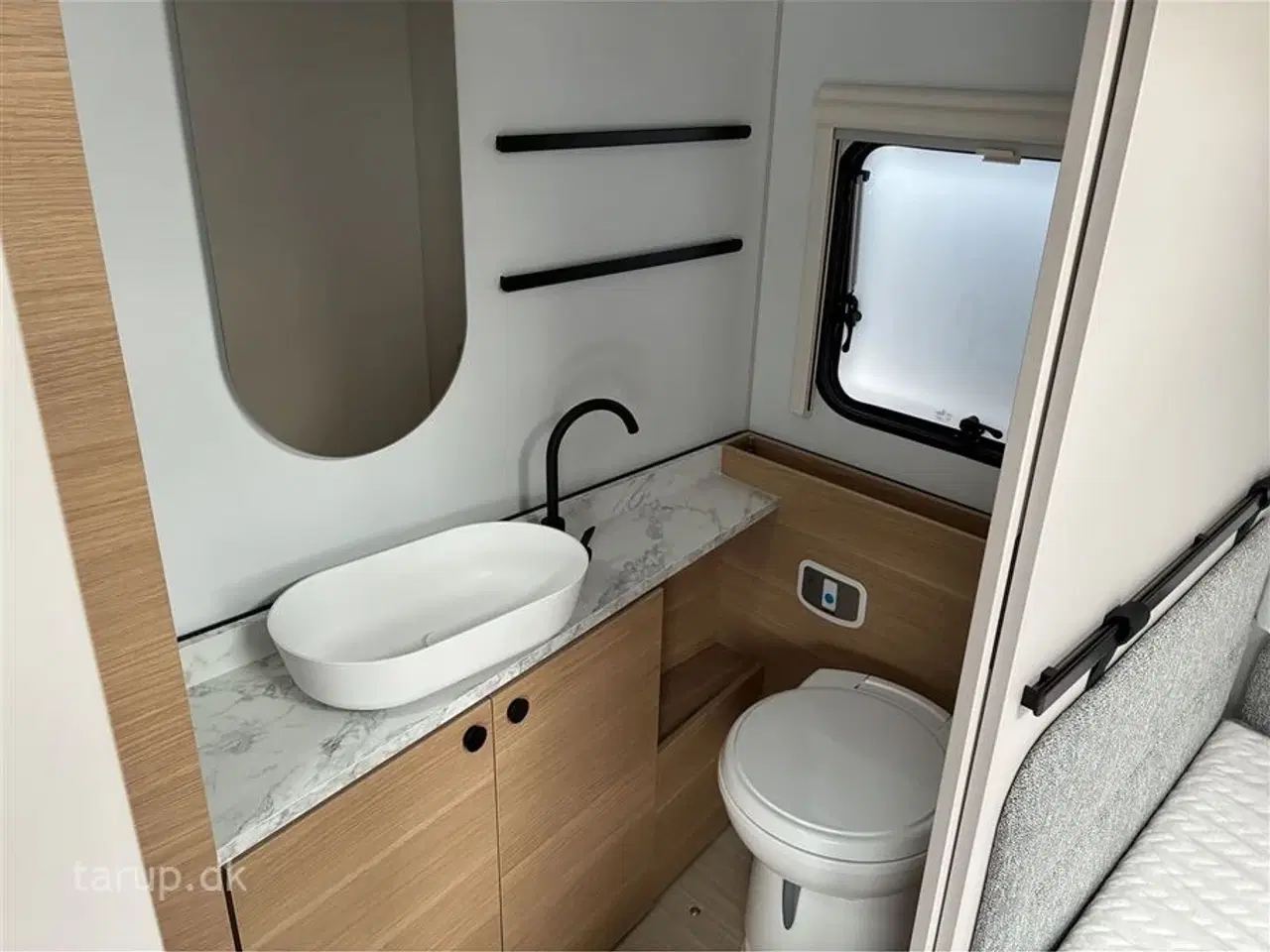 Billede 15 - 2026 - Adria Adora 663 UT Alde   ALDE centralvarme, elektrisk gulvvarme, frontkøkken, rundsiddegruppe, SmartBox gaskasse opbevaring, stort køleskab, enkeltsenge