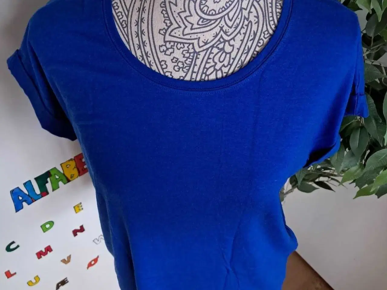 Billede 2 - T-shirt. Only. Small/36