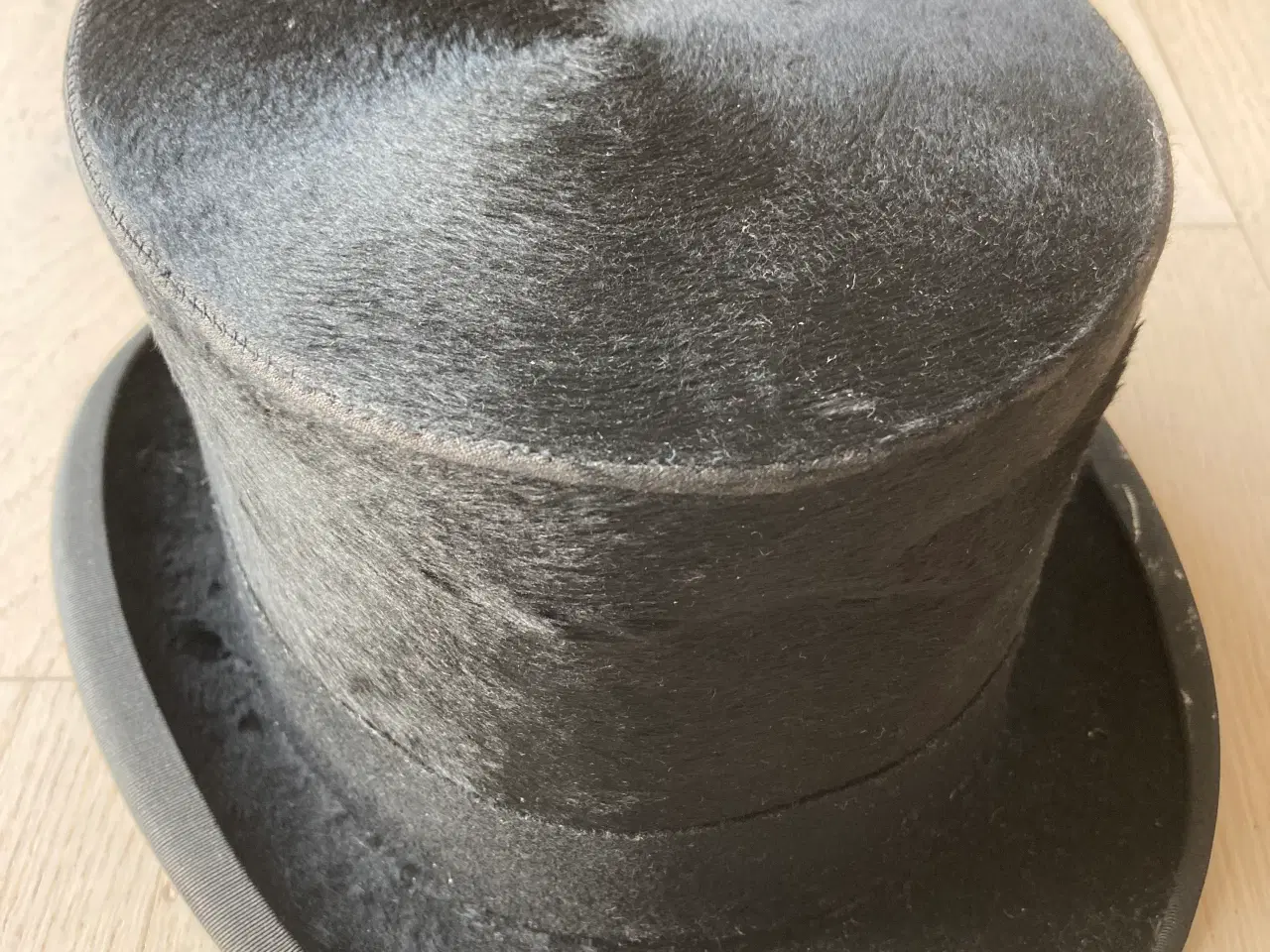 Billede 1 - Bowlerhat fra 1923 og emblemer