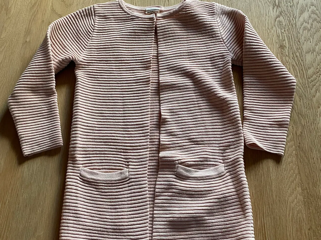 Billede 1 - Pigetøj str. 116 trøjer, tshirt, mm pris pr. Del 