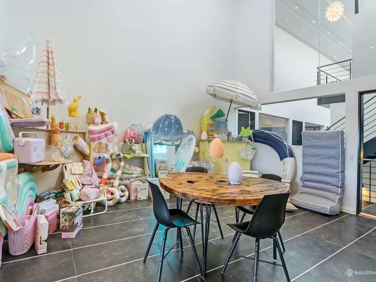 Billede 6 - Yderst indbydende kontor/showroom med højt til loftet samt fantastisk lysindfald som også indeholder mødelokale eller et lille kontor - Ring for mere info👍🏼