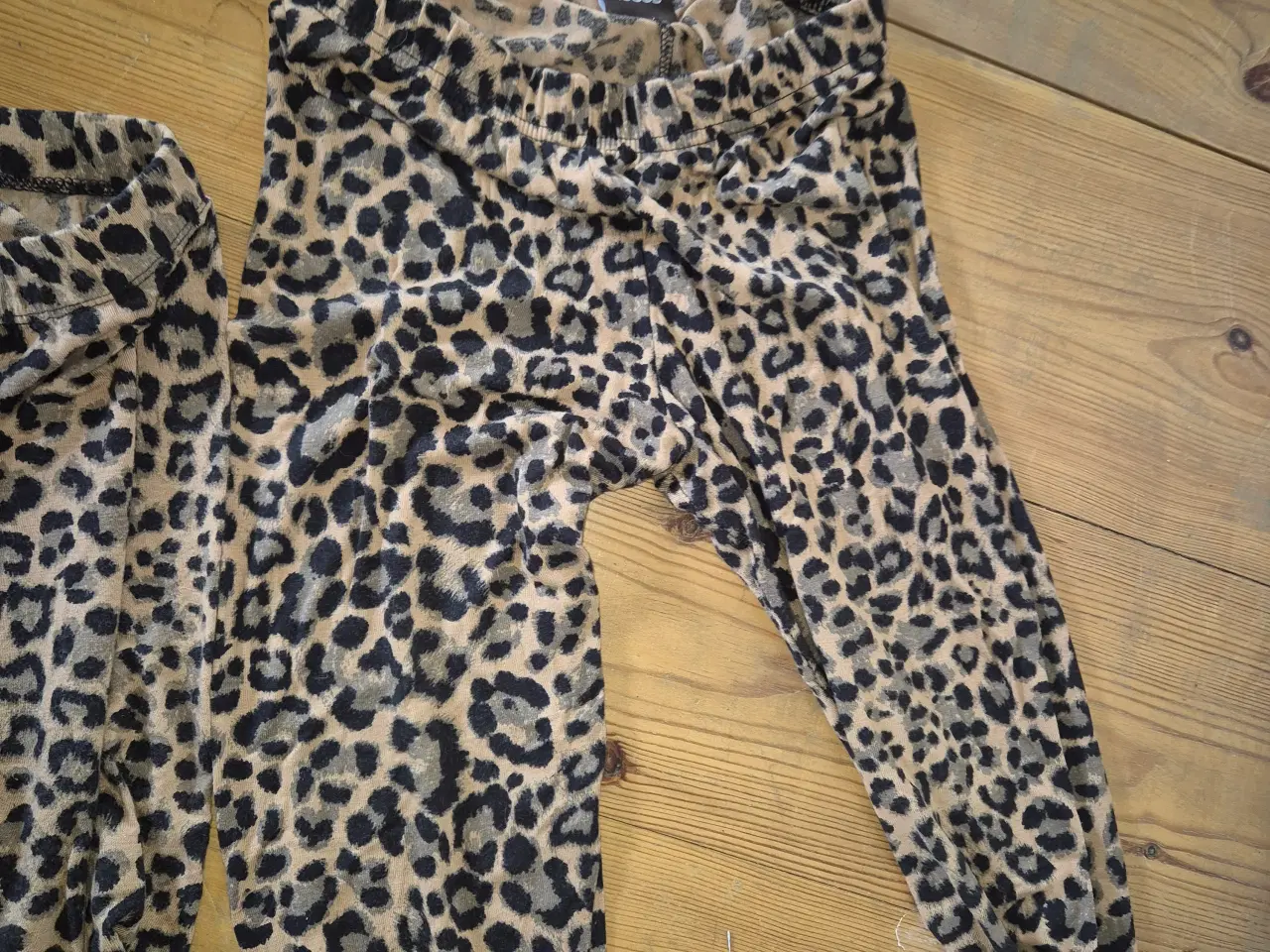 Billede 2 - Leo leggings og shorts - 50 kr