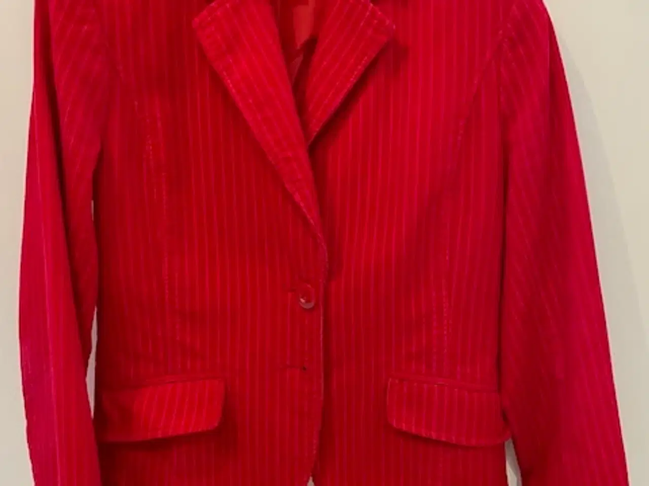 Billede 1 - Habitjakke i rød bredriflet fløjl