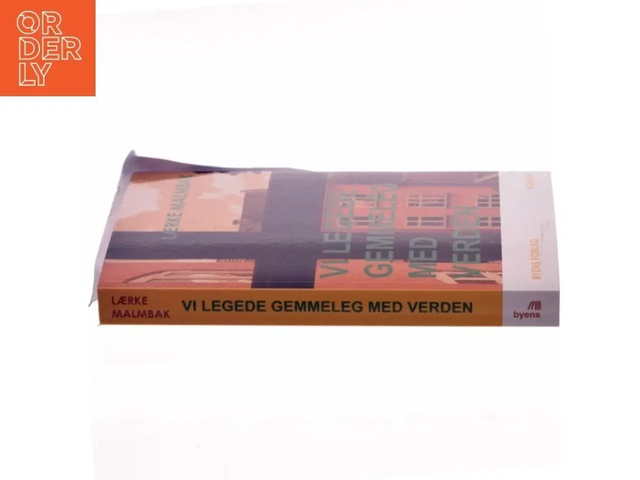 Billede 2 - Vi legede gemmeleg med verden : roman af Lærke Malmbak (Bog)
