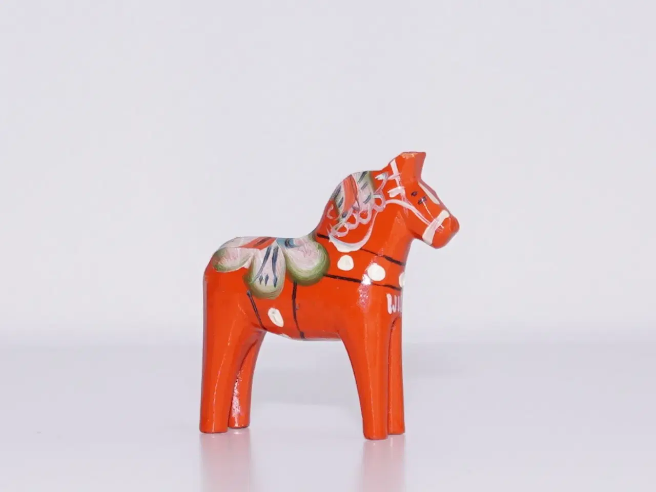 Billede 4 - 3 Dalarheste håndskåret i træ og håndmalet