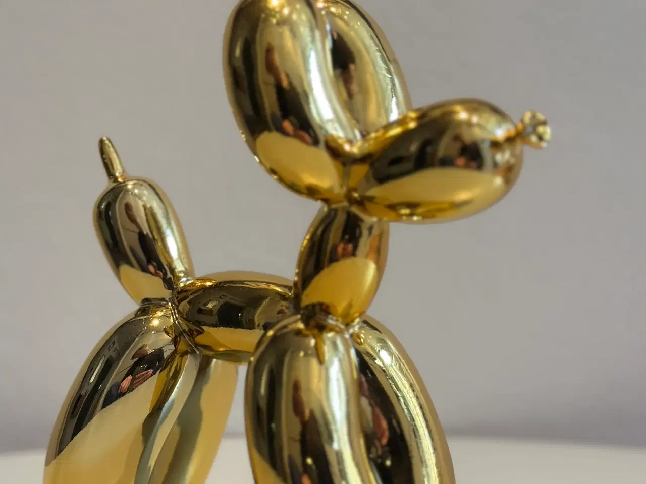 Billede 2 - Ballonhund skulptur i guld – moderne og dekorativ