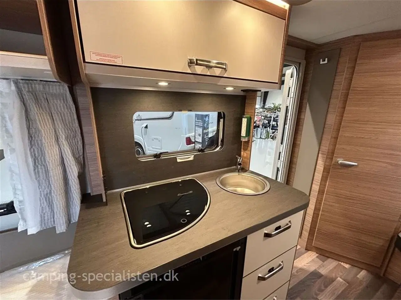 Billede 6 - 2025 - Weinsberg CaraOne 390 QD EDITION HOT   Weinsberg 390 QD CaraOne EDITION HOT model 2025 - kan ses nu hos Camping-Specialisten.dk - inkl. Enduro mover monteret.