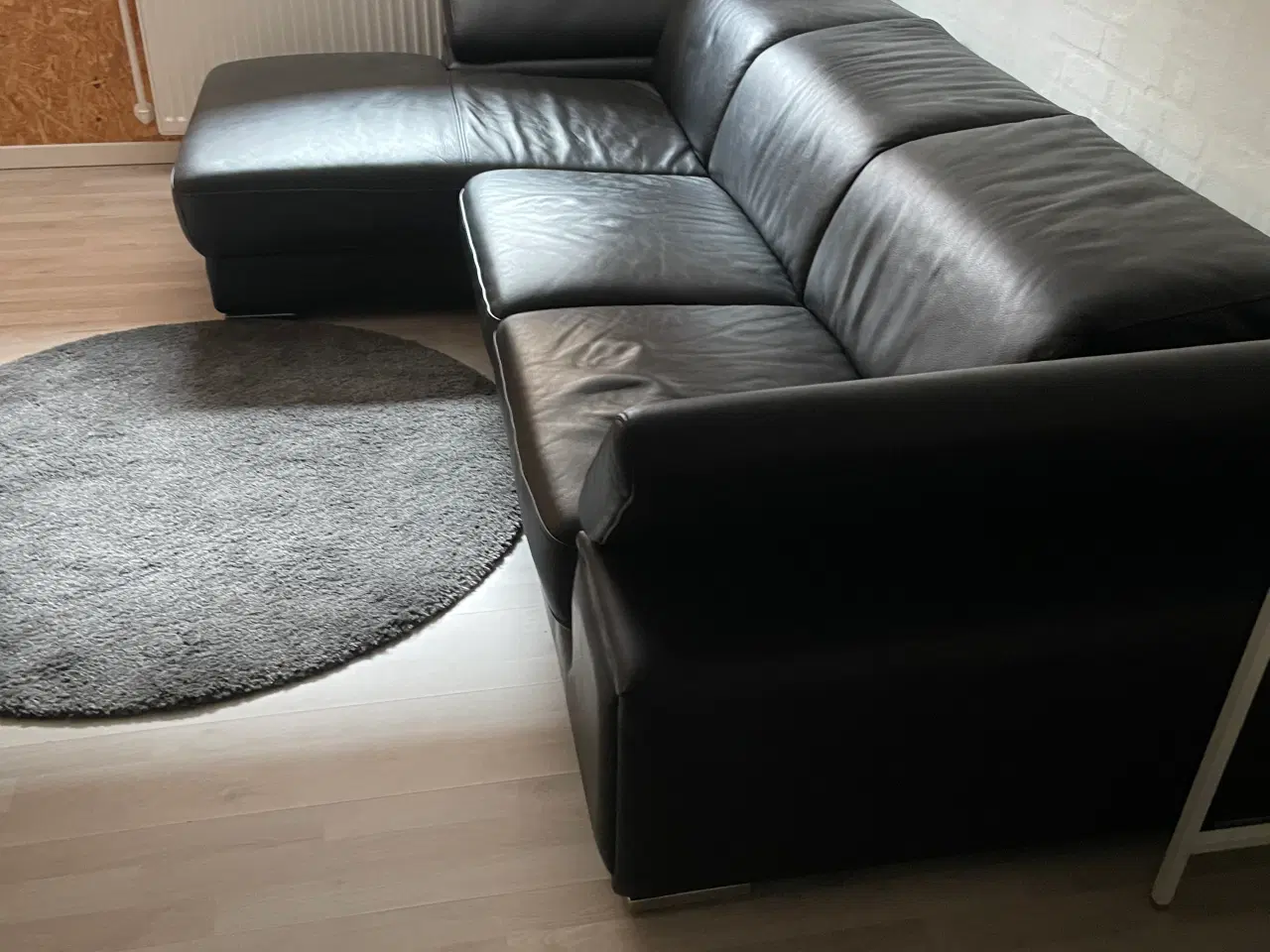 Billede 4 - Sort lædersofa med chaiselong