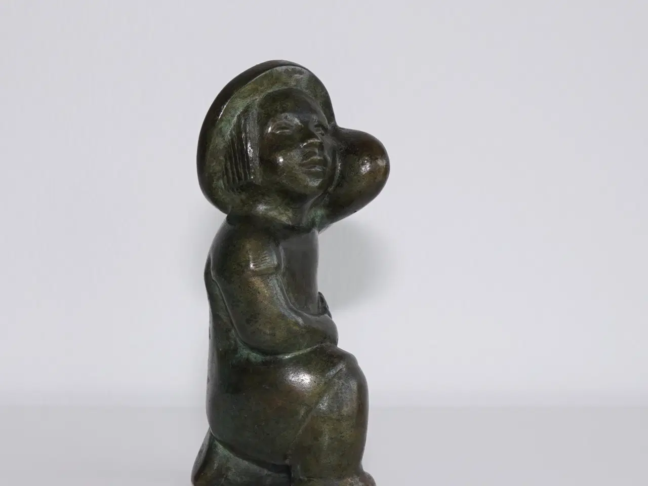 Billede 1 - Ældre pige figur med hat i massiv patineret bronze