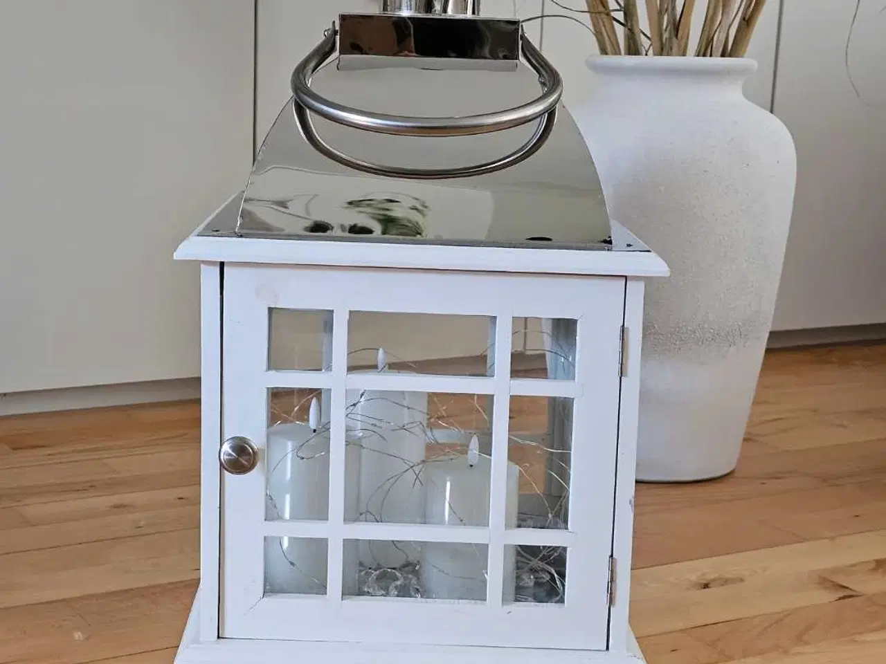 Billede 3 - Lanterne I hvidt træ med små vinduer.