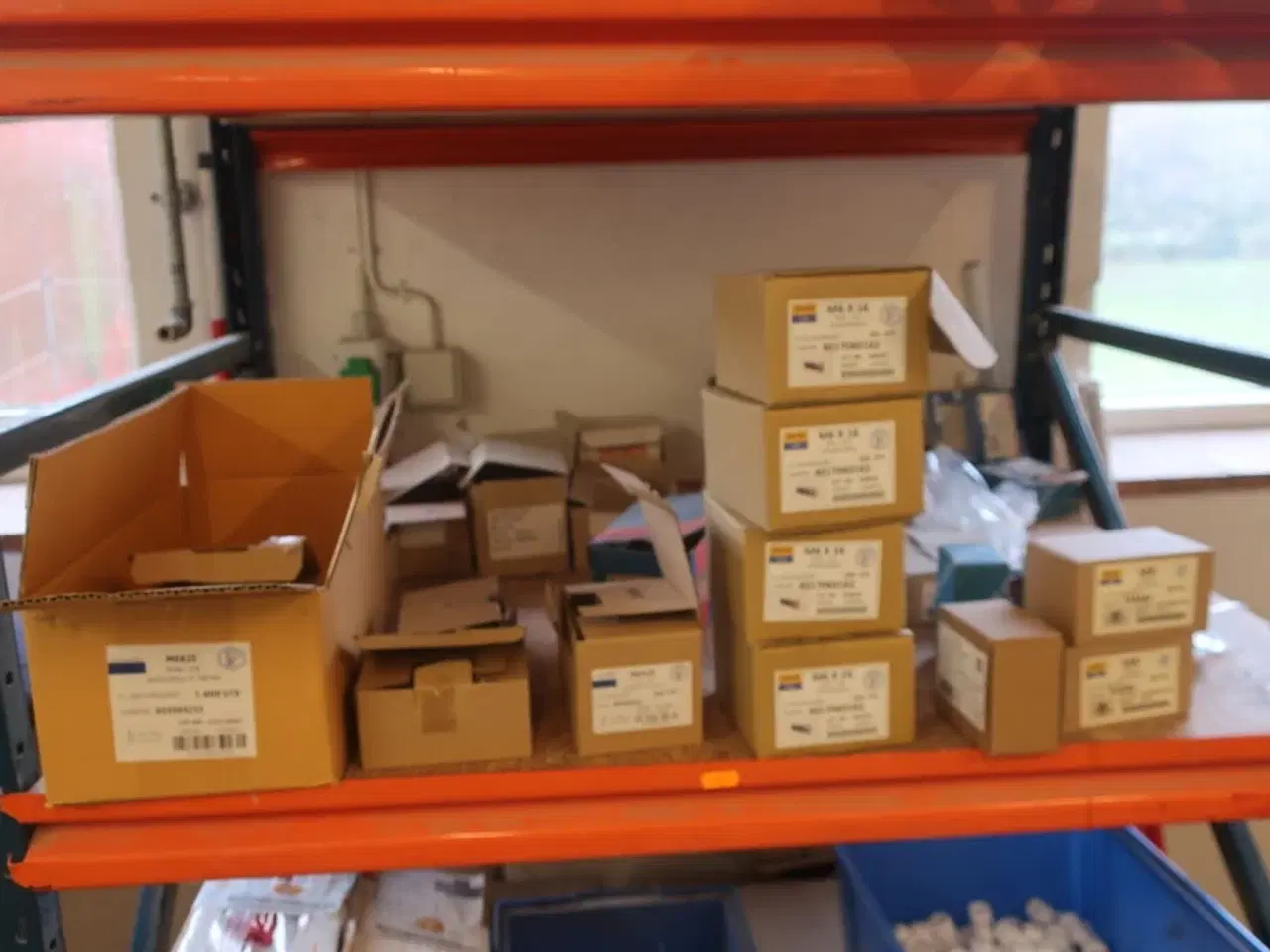 Billede 4 - Reol med div. Bolte m.m.