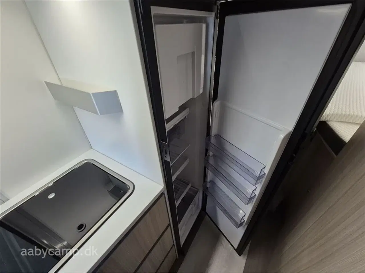 Billede 11 - 2020 - Adria Twin Axess 640 SL   langsgående senge. El-markise. 2x lithium. 2x TV. victron lader. victron booster. solceller. luft på bagaksel. Fyldegas.  kompressor køleskab. helårsdæk. undervognsbehandlet-.clesana Toilet.