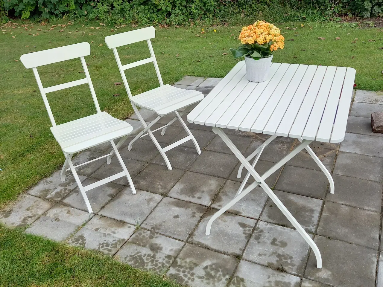 Billede 2 - Hvidt bord+2 hvide stole sammenklappelige