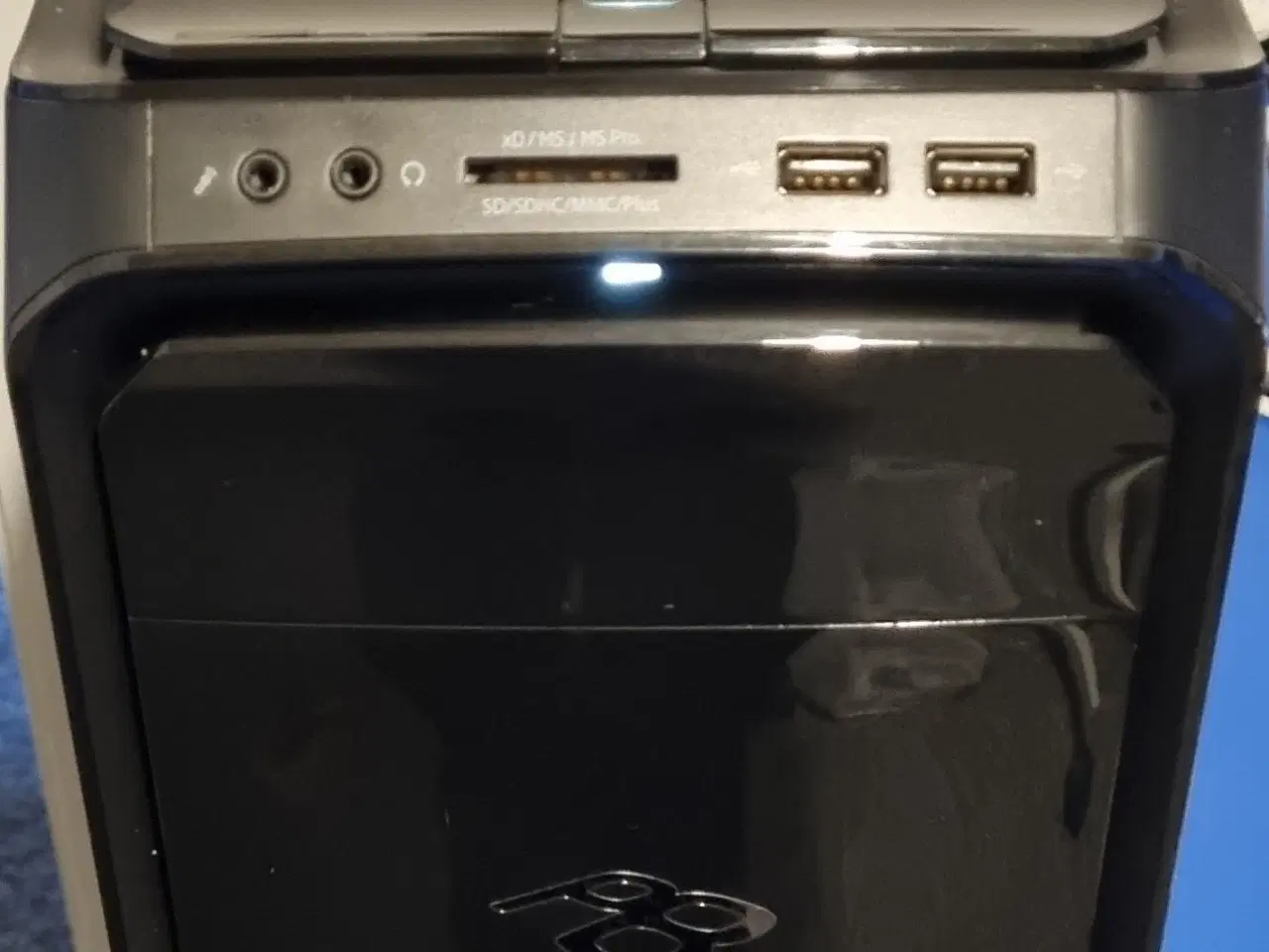 Billede 1 - Acer/Packard Bell stationær pc med Linux Mint