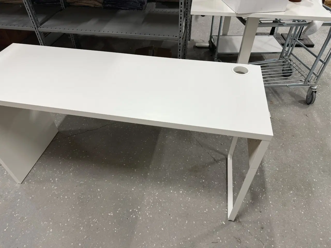 Billede 1 - MICKE Skrivebord, hvid fra IKEA