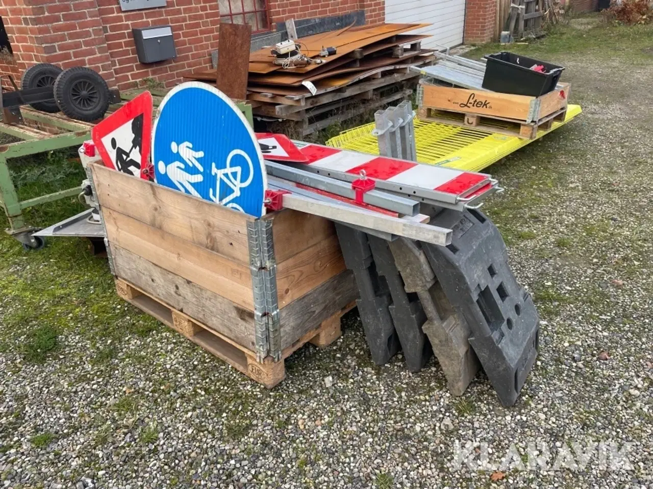 Billede 3 - Diverse afspærringer og skilte