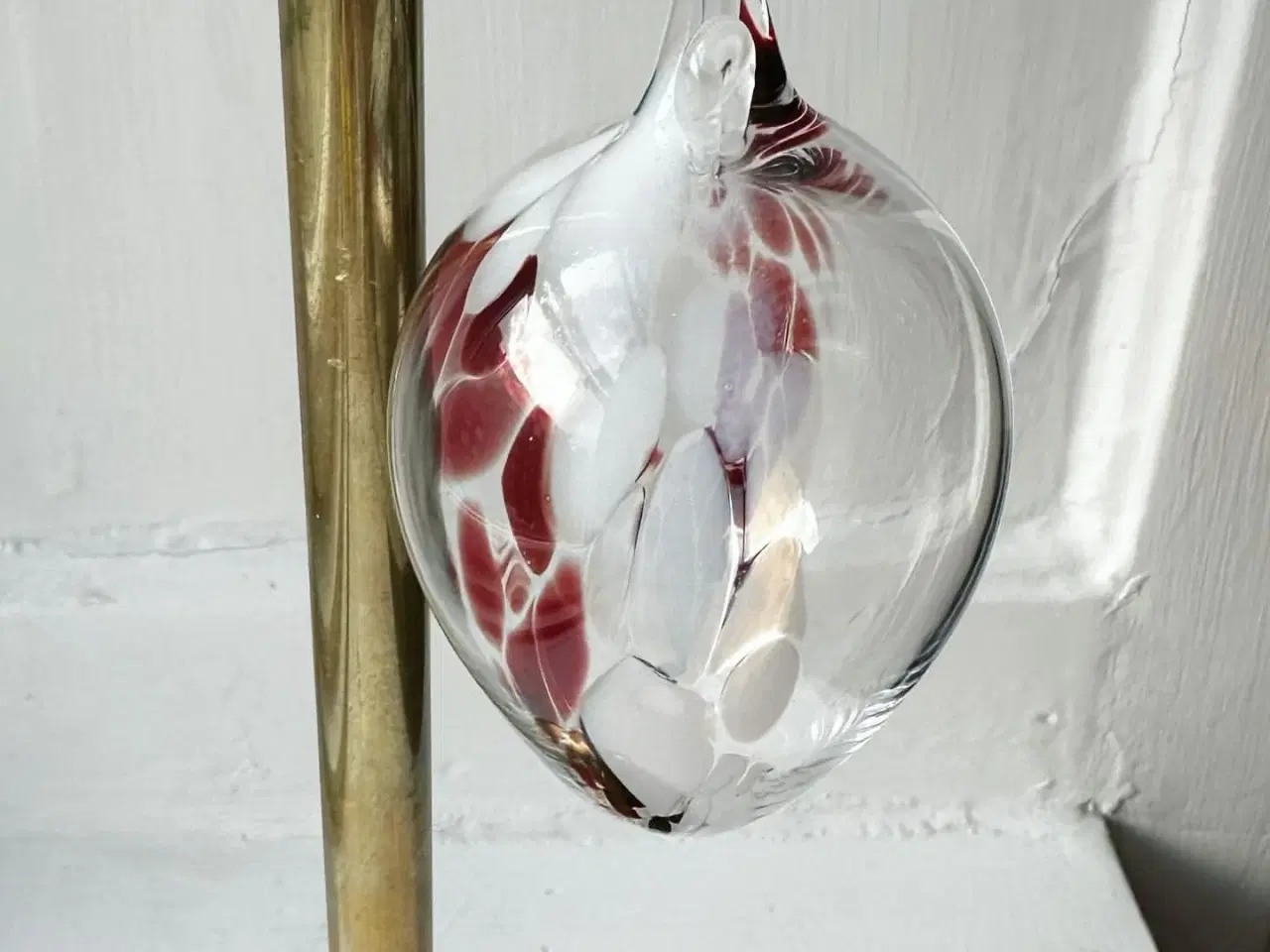 Billede 4 - Håndlavet glasornament, klar m rød og hvid melering