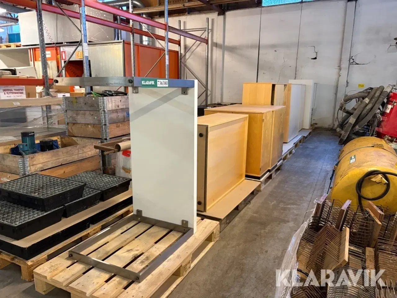 Billede 1 - Lot med kontormøbler - 9 paller