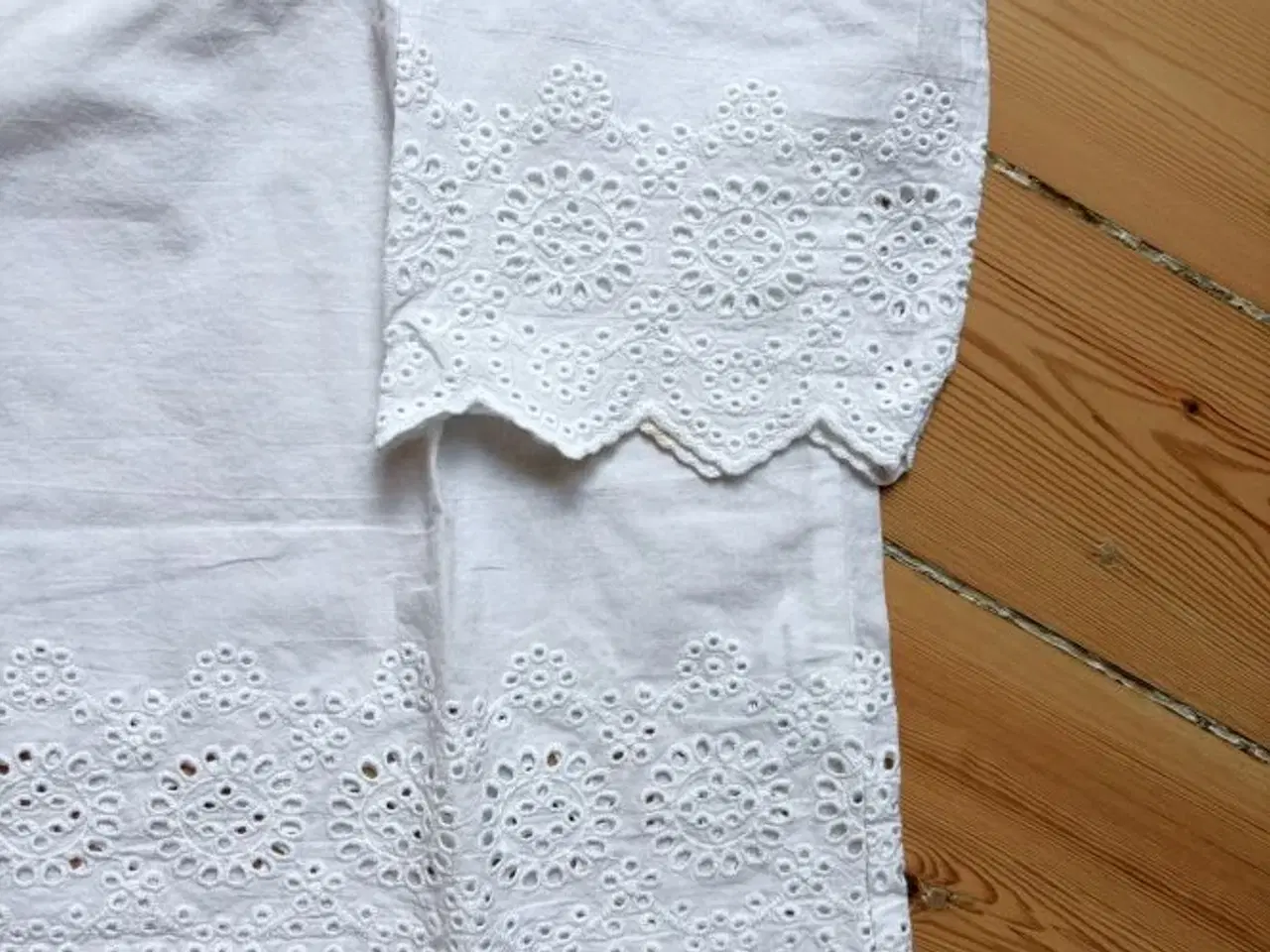 Billede 4 - Tunika med Broderie Anglaise. Ny med prismærke.