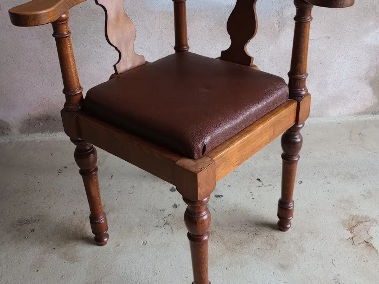 Billede 2 - HJØRNE STOL MED LÆDER SÆDE.