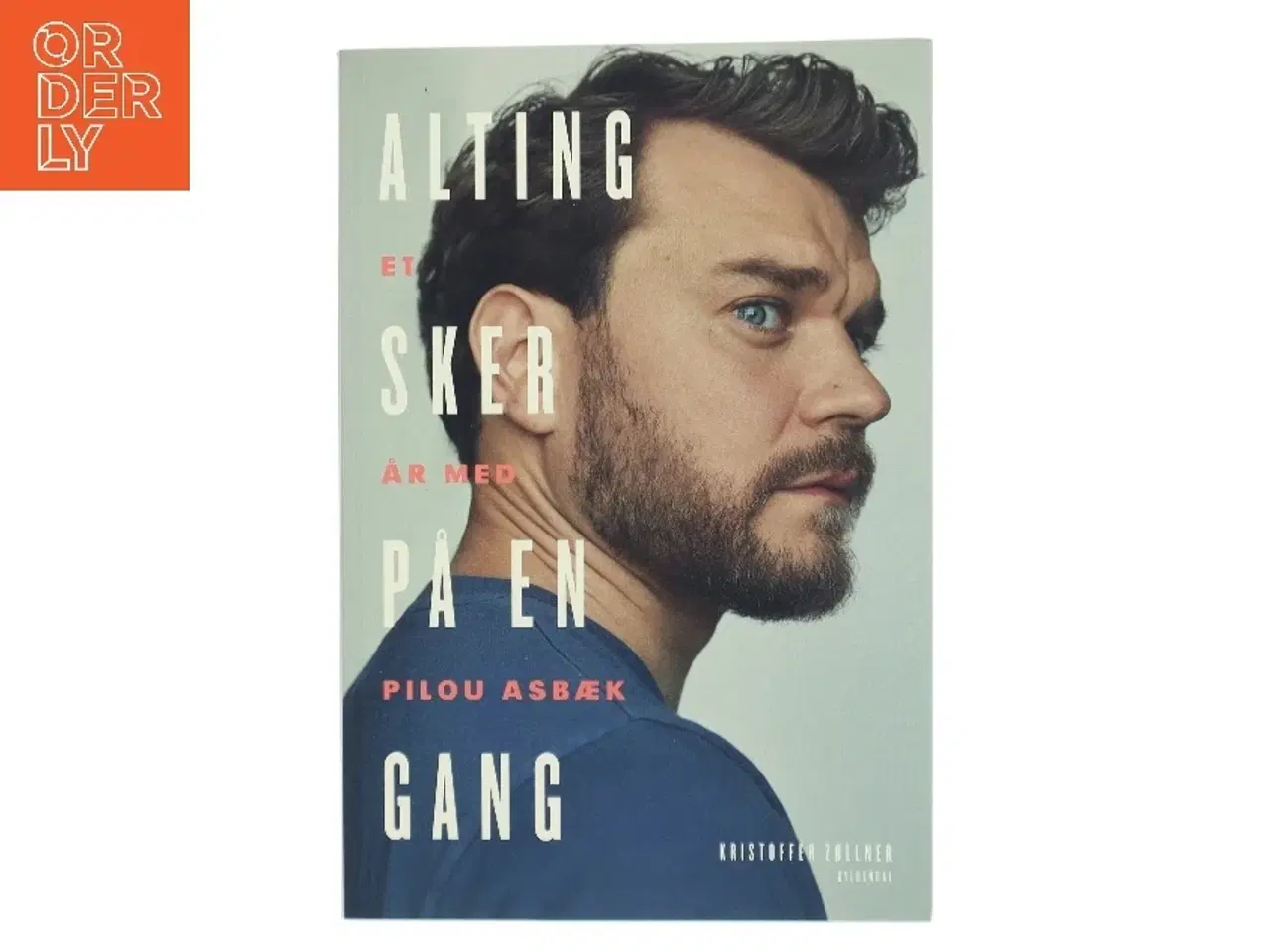 Billede 1 - Alting sker på en gang : et år med Pilou Asbæk af Kristoffer Zøllner (Bog)