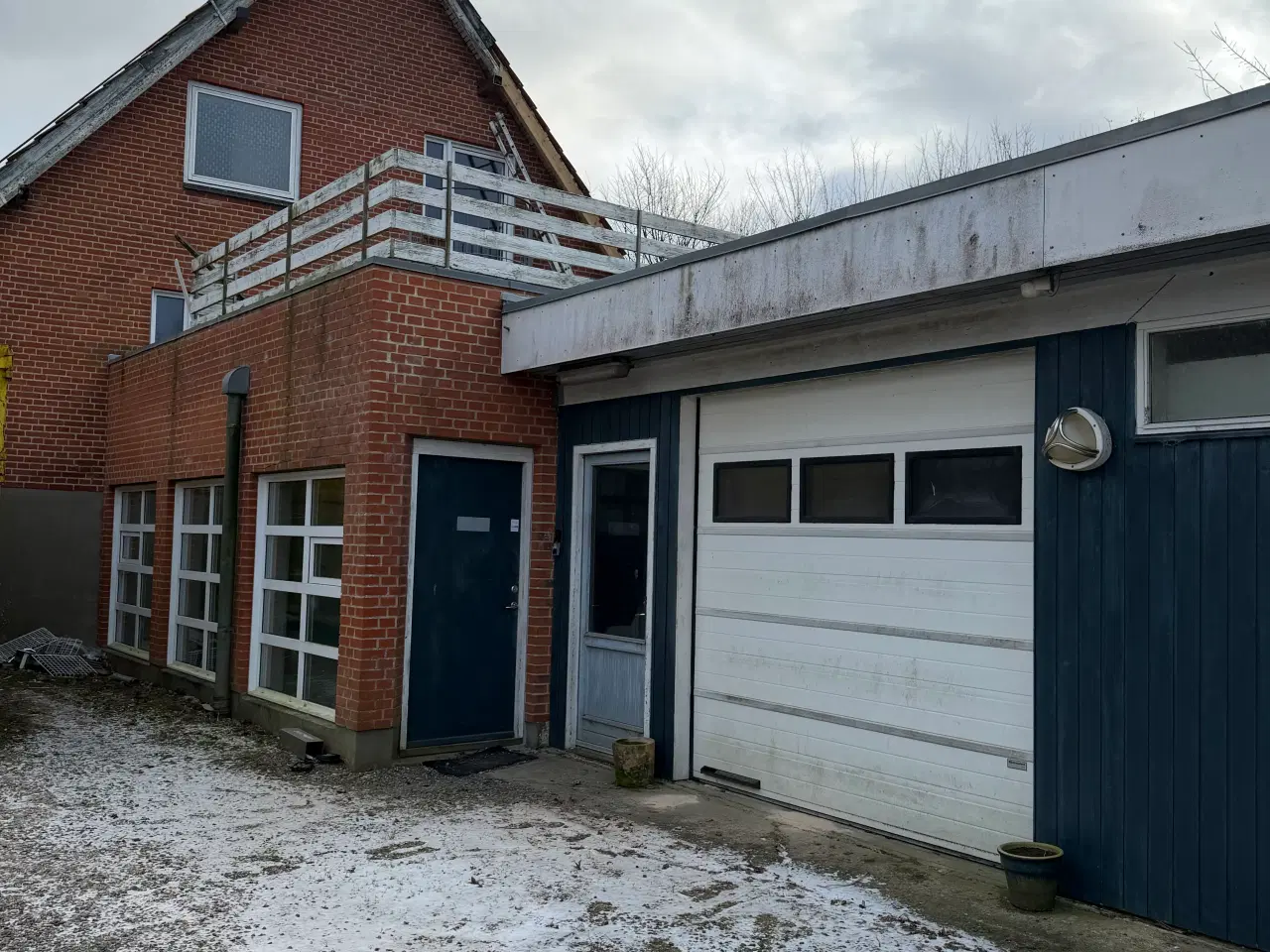 Billede 4 - Hus med stort værksted og garager.