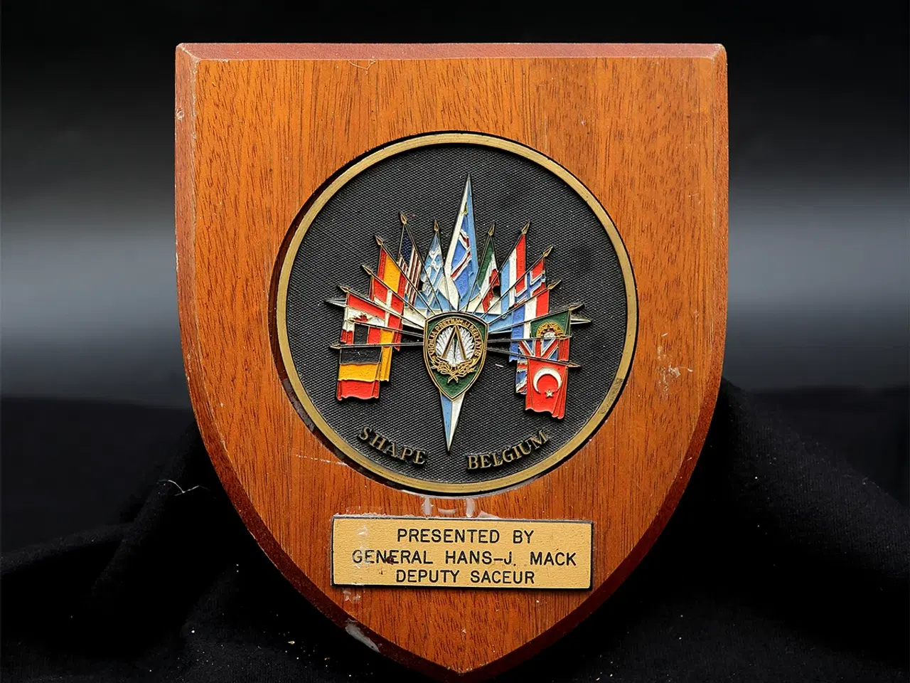 Billede 1 - NATO SHAPE våbenskjold – General Hans-J. Mack