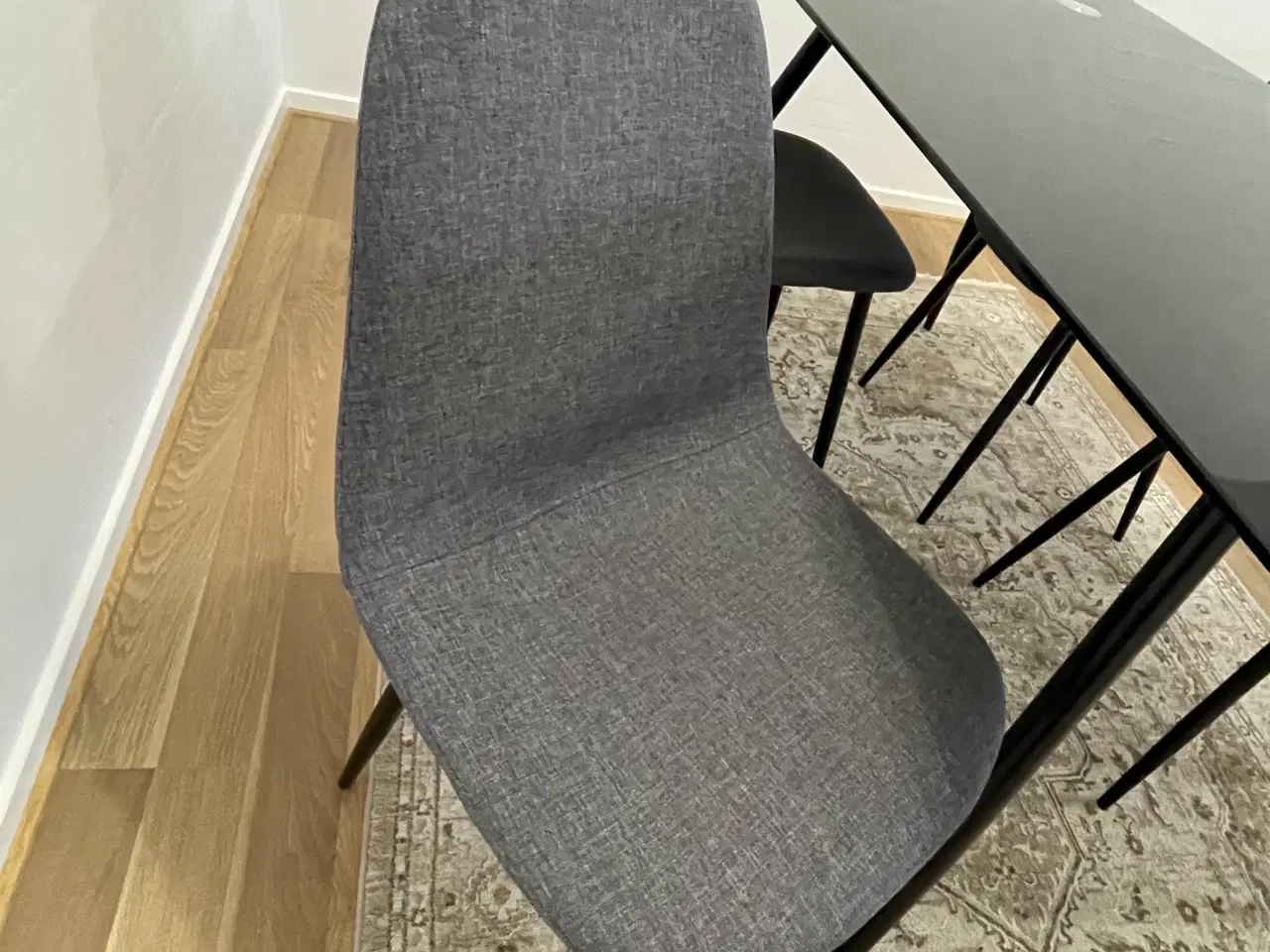 Billede 2 - Hyggeligt spisebord med stole til salg