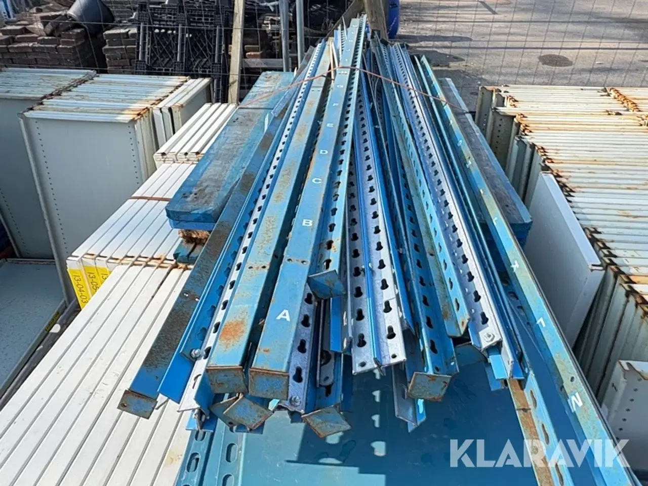 Billede 9 - Hylder: 80 styk Gavl stolper 28 styk,  endeplader 7 styk